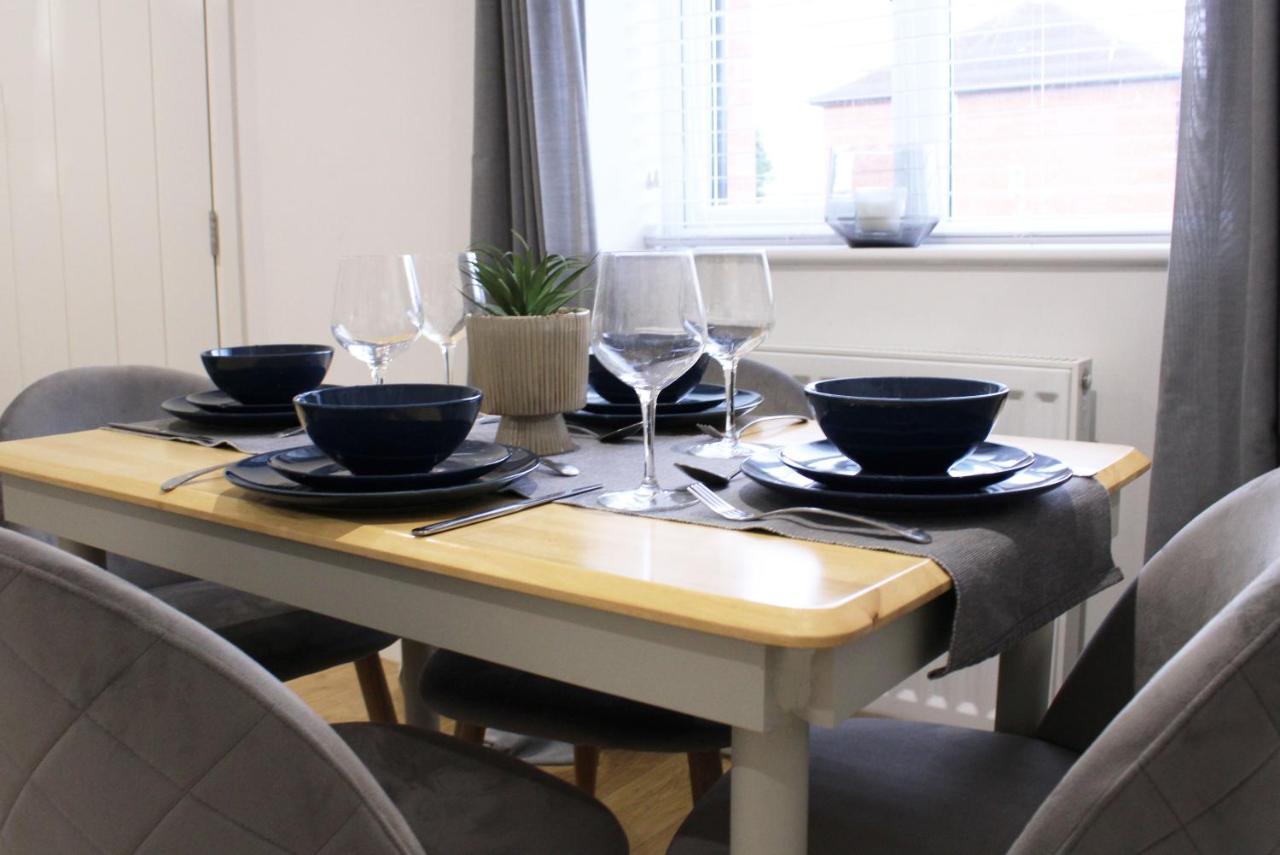 Apartment - Private Flat With Garden & Parking 01 *