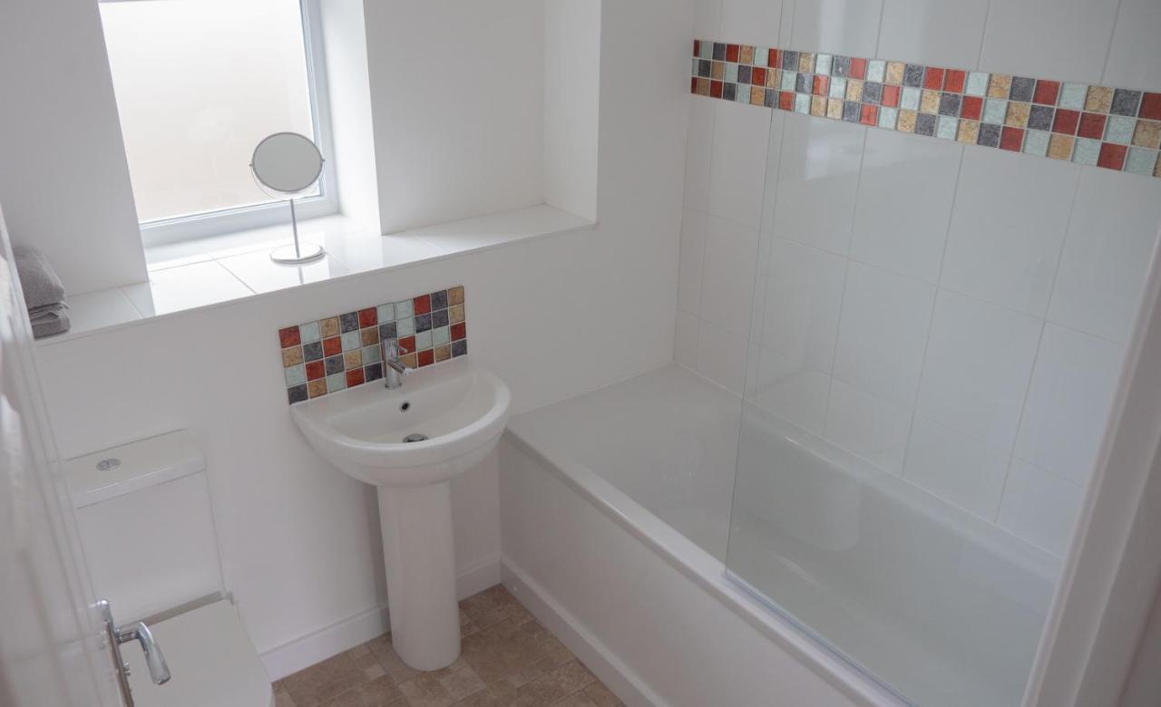 - Private Flat With Garden & Parking 01